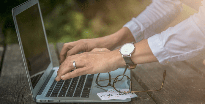 Heldinnen-Geschichte-schreiben-am-Laptop